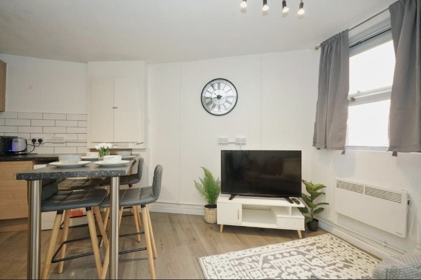 Modern 2-Bed, 2-Bath Apartment by Arndale Center